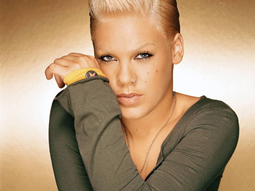 Эсрэг тэсрэг ертөнц нэг даашинзанд